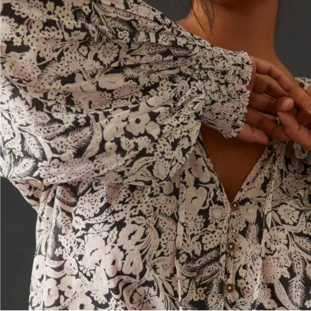 By Anthropologie cotton button-front peasant blouse in muted floral. Size: XS - Picture 5 of 14